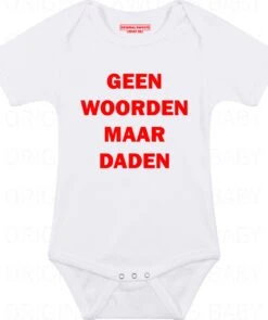 Merkloos GEEN WOORDEN MAAR DADEN Uniseks Baby Romper - Wit Met Rood - Maat 92 - Korte Mouwen - Ronde Hals - Normale Pasvorm - Voor Zowel Jongens Als Meisjes - Feyenoord - 010 Rotterdam - Legioen - Hand In Hand Kameraden - Original Kwoots - Cadeau -Pasgeborenen En Jonge Kinderen 1005x1200 5