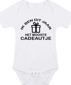 Merkloos IK BEN DIT JAAR HET MOOISTE CADEAUTJE Uniseks Baby Romper - Wit Met Zwart - Maat 68 - Regular Fit | Normale Pasvorm - Korte Mouwen - Ronde Halsopening - Voor Jongens & Meisjes - Grappige Designs | Teksten - Leuke Rompers - Humor - Cadeau -Pasgeborenen En Jonge Kinderen 1005x1200 6