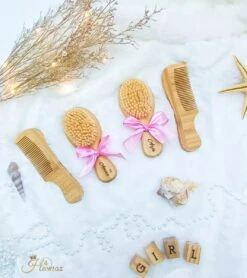 Merkloos Gepersonaliseerd Houten Kam En Borstel Setje - Genderneutraal Baby Cadeau - Borstelset - Hawsaz.nl Cadeau - Kraamcadeau - Babycadeau - Cadeau Voor Tweeling - Kraamcadeau Met Naam - Verzorgingsset - Kado Voor Jonge Meisje - Geboortecadeau Met Naam -Pasgeborenen En Jonge Kinderen 1066x1200 2