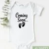 Merkloos Happy Goodz Baby Romper COMING SOON, Baby Geboren In 2022/2023, Zwangerschapsaankondiging / Bekendmaking, Zwanger, 100% Katoen, Kraam Cadeau, Rompertje Met Tekst, Aanstaande Mama/papa Ouders|0-3 Maanden