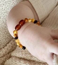 Merkloos Life Fashion - Barnsteen Baby Armband - 12 CM - Cognac - Amber Baby Armband - Pijn Verminderend Doorkomende Tandjes - Barnsteen Lithouwen - Baltisch Barnsteen -Pasgeborenen En Jonge Kinderen 1087x1200