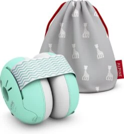 Alpine X Sophie La Girafe Muffy Baby - Premium Gehoorbescherming Voor Baby En Peuter - Verstelbaar - SNR 23 DB - Turquoise 17 Alpine X Sophie La Girafe Muffy Baby - Premium Gehoorbescherming Voor Baby En Peuter - Verstelbaar - SNR 23 DB - Turquoise -Pasgeborenen En Jonge Kinderen 1108x1200 1