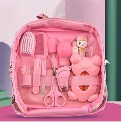 BenjaGoods Baby Verzorgingsset - 13 In 1 - Baby Geschenkset - Babyshower - Manicureset - Reistasje - Kraamcadeau - Meisje - Baby - Roze 9 BenjaGoods Baby Verzorgingsset - 13 In 1 - Baby Geschenkset - Babyshower - Manicureset - Reistasje - Kraamcadeau - Meisje - Baby - Roze -Pasgeborenen En Jonge Kinderen 1128x1200