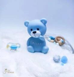 Merkloos Een LED-nachtlamp In De Vorm Van Een Beertje - Hawsaz.nl Cadeau - Beer Lampje Met Naam - Kraamcadeau - Gepersonaliseerd - Babygeschenk- Kraamcadeau Met Naam - Kinder Nachtlampje - Naam Personaliseren -Babygeschenk - Voor Jongens Meisjes - Nachtlampje -Pasgeborenen En Jonge Kinderen 1153x1200 2