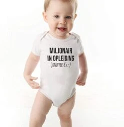 Merkloos Romper - Miljonair In Opleiding (knuffels € 5,-) - Maat: 80 - Korte Mouwen - Kleur: Wit - 1 Stuks - Rompertje - Rompers - Rompertjes - Baby Born - Zwangerschap Aankondiging - Zwanger - Zwangerschap - Zwangerschap Cadeau - Kraamcadeau - Kraamcadeaus