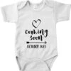Merkloos Romper Met Tekst 'Coming Soon - October 2023' - Wit - Zwangerschap Aankondiging - Zwanger - Pregnancy Announcement - Baby Aankondiging - Rompertje - Oktober