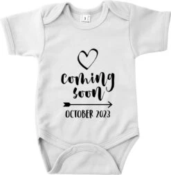 Merkloos Romper Met Tekst 'Coming Soon - October 2023' - Wit - Zwangerschap Aankondiging - Zwanger - Pregnancy Announcement - Baby Aankondiging - Rompertje - Oktober
