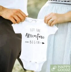 Merkloos Happy Goodz Baby Romper - Let The Adventure Begin Baby 2022/2023 - Zwangerschapsaankondiging / Bekendmaking, Baby 2021 / 2022 Zwanger, 100% Katoen, Kraamcadeau, Rompertje Met Tekst, Aanstaande Mama Of Papa|0-3 Maanden -Pasgeborenen En Jonge Kinderen 1188x1200 8