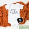 Merkloos Happy Goodz Baby Romper Kleinkind/grandchild 2023 WIT/Creme, GrandBaby Geboren In 2023, Zwangerschapsaankondiging / Bekendmaking, Zwanger, 100% Katoen, Kraam Cadeau, Rompertje Met Tekst, Aanstaande Opa En/of Oma| Maat 50