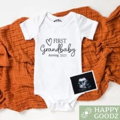 Merkloos Happy Goodz Baby Romper Kleinkind/grandchild 2023 WIT/Creme, GrandBaby Geboren In 2023, Zwangerschapsaankondiging / Bekendmaking, Zwanger, 100% Katoen, Kraam Cadeau, Rompertje Met Tekst, Aanstaande Opa En/of Oma| Maat 50