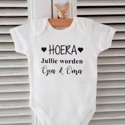 Merkloos Baby Rompertje Opa En Oma Met Tekst Zwangerschap Aankondiging Opa En Oma Worden : Hoera Jullie Worden Opa En Oma | Korte Mouw | Wit | Maat 50/56 Cadeautje Aankondiging Bekendmaking Zwangerschap Zwangerschap Aankondiging