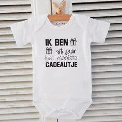 Baby Rompertje Met Tekst Zwangerschap Aankondiging - Announcement Ik Ben Dit Jaar Het Mooiste Cadeautje | Korte Mouw | Wit Zwart | Maat 74/80 | Cadeau Papa Mama Oma Opa Oom Tante Eerste Vaderdag Moederdag Jongen Meisje Unisex Kerstcadeau