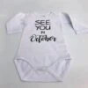 Merkloos Baby Rompertje Aankondiging Zwangerschap Zwangerschapsaankondiging Maand See You In October Oktober | Lange Mouw | Wit | Maat 50/56 | Cadeau Voor De Liefste Aanstaande Oma En Opa Mama Papa Oom Tante | Bekendmaking Zwangerschap