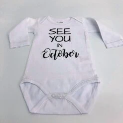 Merkloos Baby Rompertje Aankondiging Zwangerschap Zwangerschapsaankondiging Maand See You In October Oktober | Lange Mouw | Wit | Maat 50/56 | Cadeau Voor De Liefste Aanstaande Oma En Opa Mama Papa Oom Tante | Bekendmaking Zwangerschap