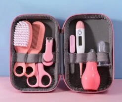 9-delige Baby Verzorgingsset - ROZE - Baby Borstel - Baby Verzorgingsproducten - Nagelset - Manicure Set - Kraam Cadeau - GRATIS Opberg/-Reisdoosje -Pasgeborenen En Jonge Kinderen 1200x1004