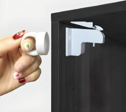 AGHE Kinderslot Kastjes - Sterke Magneet - Veiligheid Kinderen - Verbeterde Versie - 10 Stuks - Inclusief Bevestigingsmateriaal -Pasgeborenen En Jonge Kinderen 1200x1062 2