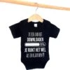 Merkloos Romper - Ik Ben Aan Het Downloaden, Je Ruikt Het Wel Als Ik Klaar Ben!!! - Maat: 62 - Korte Mouw - Baby - Papa - Romper Papa - Rompertjes Baby - Rompertjes Baby Met Tekst - Rompers - Rompertje - Rompertjes - Stuks 1 - Zwart