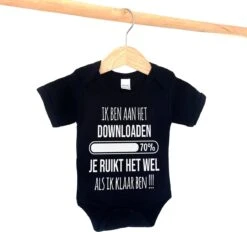 Merkloos Romper - Ik Ben Aan Het Downloaden, Je Ruikt Het Wel Als Ik Klaar Ben!!! - Maat: 62 - Korte Mouw - Baby - Papa - Romper Papa - Rompertjes Baby - Rompertjes Baby Met Tekst - Rompers - Rompertje - Rompertjes - Stuks 1 - Zwart