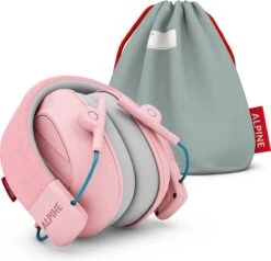 Alpine Muffy Kids Kinder Oorkap - Premium Gehoorbescherming Voor Kinderen Tot 16 Jaar - Verstelbare Oorbescherming Met Draagtas - 25 DB SNR - Roze -Pasgeborenen En Jonge Kinderen 1200x1157