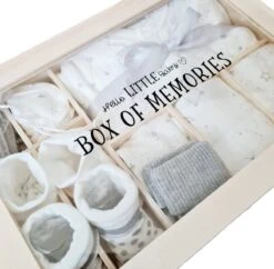 Gepersonaliseerd Kraamcadeau Unisex - Baby Geschenkset Neutraal - Herinneringsdoos Baby - Kraamcadeau - Baby Memorie Box - Babyshower Cadeau - Babycadeau - 10 In 1 Kado - Cadeau Met Naam -Pasgeborenen En Jonge Kinderen 1200x1178 4