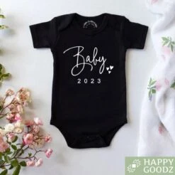 Merkloos Happy Goodz Baby Romper 2023 ZWART, Baby Geboren In 2023, Zwangerschapsaankondiging / Bekendmaking, Zwanger, 100% Katoen, Kraamcadeau, Rompertje Met Tekst, Aanstaande Mama|0-3 Maanden