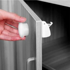 Merkloos 20 Stuks - Magnetische Veiligheidssloten Voor Kinderen - Inclusief 2 Sleutels En Zelfklevende Bevestigings Strips - Baby Kastvergrendeling - En -sloten - Eenvoudige Boorloze Installatie - Baby Proofing Deur / Meubel Magneetslot - Wit 9 Merkloos 20 Stuks - Magnetische Veiligheidssloten Voor Kinderen - Inclusief 2 Sleutels En Zelfklevende Bevestigings Strips - Baby Kastvergrendeling - En -sloten - Eenvoudige Boorloze Installatie - Baby Proofing Deur / Meubel Magneetslot - Wit -Pasgeborenen En Jonge Kinderen 1200x1197 21