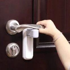 Deurklink Vergrendeling - Baby Veilig - Baby Proof - Deurklinken Vergrendelen - Deurklink Vergrendelaar - Veiligheidsslot - Deurbeveiliging - Deuren - Kasten - Lades - Ramen - Kinderslot - Kinderbeveiliging - Hond & Kat Beveiliging - Wit -Pasgeborenen En Jonge Kinderen 1200x1198 46