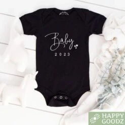 Merkloos Happy Goodz Baby Romper 2023 ZWART, Baby Geboren In 2023, Zwangerschapsaankondiging / Bekendmaking, Zwanger, 100% Katoen, Kraamcadeau, Rompertje Met Tekst, Aanstaande Mama|0-3 Maanden -Pasgeborenen En Jonge Kinderen 1200x1198 59