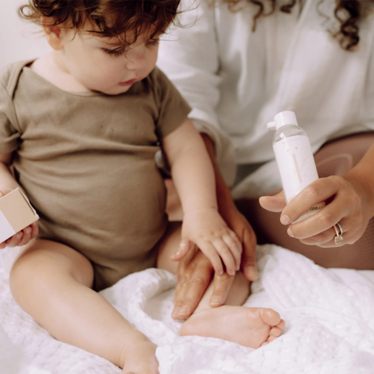 Naïf Newborn Essentials Cadeauset - Voor Pasgeboren Baby's - Kraamcadeau - Met Natuurlijke Ingrediënten 5 Naïf Newborn Essentials Cadeauset - Voor Pasgeboren Baby's - Kraamcadeau - Met Natuurlijke Ingrediënten - Afbeelding 5