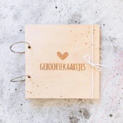 Houten Bewaarbundel Geboortekaarten | 20 X 20 Cm | Kaarten Bewaarbundel Hartje
