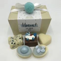 Cadeaubox Hoera Een Jongen | Babygeschenkset | Felicitatie Bij Geboorte Jongen | A Baby Boy | Geboorte Zoon | Babyshower | 5-delig -Pasgeborenen En Jonge Kinderen 1200x1200 1048