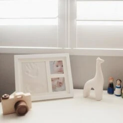 Femur® - Kraamcadeau - Fotolijst Met Handafdruk – Fotolijst Met Voetafdruk – Baby Fotolijstje – Babyshower – Geboorte Van Een Kind – Baby Kleiafdruk – Cadeau Voor Een Baby -Pasgeborenen En Jonge Kinderen 1200x1200 1108