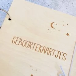 Houten Bewaarbundel Geboortekaarten | 20 X 20 Cm | Kaarten Bewaarbundel | Heelal -Pasgeborenen En Jonge Kinderen 1200x1200 1112