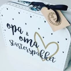 Merkloos Kinderkoffertje Van Bep&co: Koffertje Opa&oma Starterspakket -bekendmaking -zwangerschap -aankondiging
