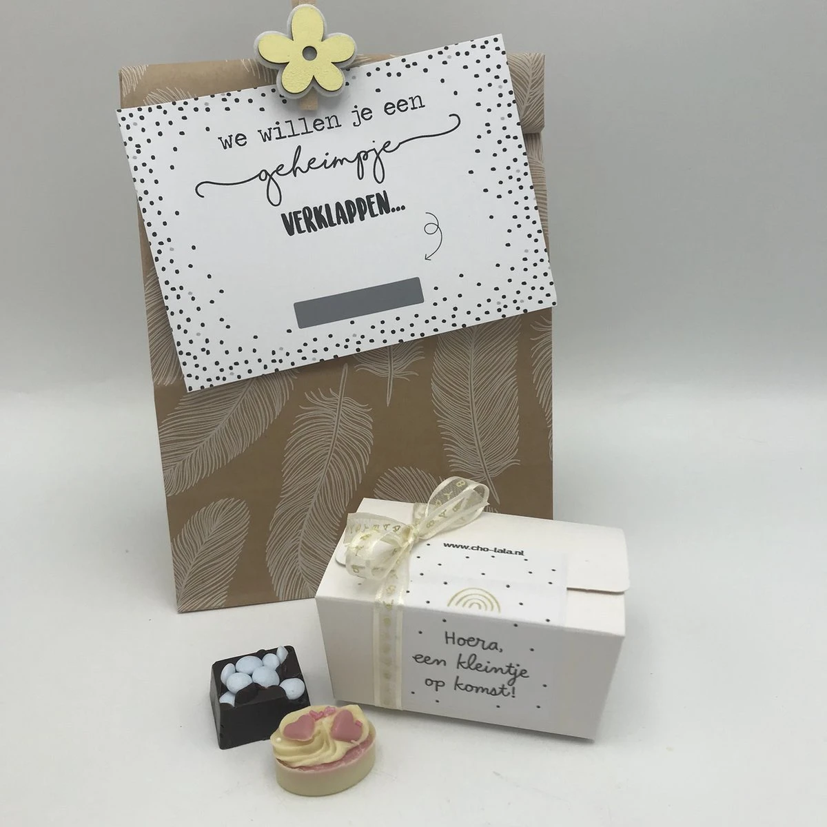 Cho-lala Cadeaupakket "we Willen Je Een Geheimpje Verklappen" | Aankondiging Zwangerschap | Baby Bonbons | Kraskaart | Baby Op Komst 1 Cho-lala Cadeaupakket "we Willen Je Een Geheimpje Verklappen" | Aankondiging Zwangerschap | Baby Bonbons | Kraskaart | Baby Op Komst