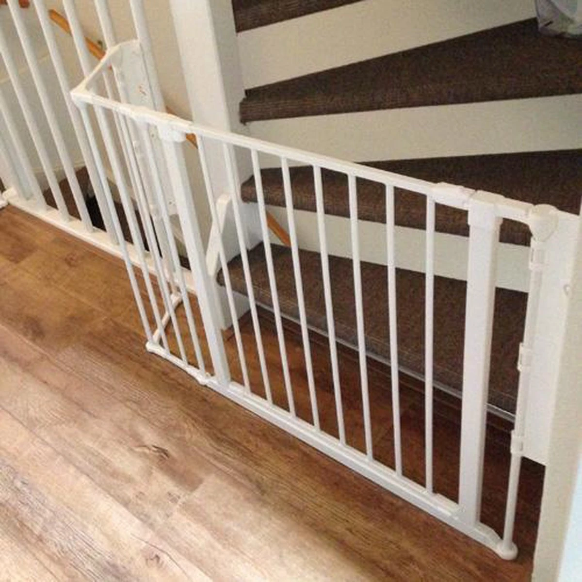 BabyDan - Flex V- Max 125cm Wit - Hoektraphek - Hoog 72cm Deur:72 Cm - Section :20 Cm - Section :33 Cm - Muurbev. : 4 Cm 2 BabyDan - Flex V- Max 125cm Wit - Hoektraphek - Hoog 72cm Deur:72 Cm - Section :20 Cm - Section :33 Cm - Muurbev. : 4 Cm - Afbeelding 2