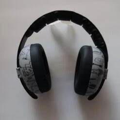 Banz - Geluidsreducerende Oorbeschermers Voor Kinderen - Hear No Blare - Graffiti - Maat Onesize (0-2yrs) -Pasgeborenen En Jonge Kinderen 1200x1200 1914