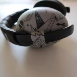 Banz - Geluidsreducerende Oorbeschermers Voor Kinderen - Hear No Blare - Graffiti - Maat Onesize (0-2yrs) -Pasgeborenen En Jonge Kinderen 1200x1200 1915