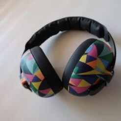 Banz - Geluidsreducerende Oorbeschermers Voor Kinderen - Hear No Blare - Caleidoscoop - Maat Onesize (0-2yrs) -Pasgeborenen En Jonge Kinderen 1200x1200 1938
