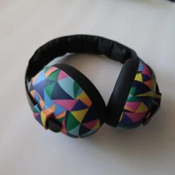 Banz - Geluidsreducerende Oorbeschermers Voor Kinderen - Hear No Blare - Caleidoscoop - Maat Onesize (0-2yrs) -Pasgeborenen En Jonge Kinderen 1200x1200 1939