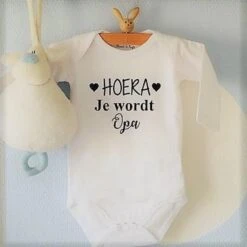Merkloos Baby Rompertje Met Tekst HOERA! Je Wordt Opa Cadeau Voor Zwangerschap | Bekendmaking | Aankondiging -Pasgeborenen En Jonge Kinderen 1200x1200 2695