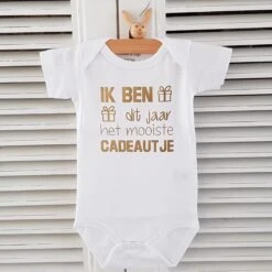 Merkloos Baby Rompertje Met Tekst Cadeau Liefste Mama Papa Ik Ben Dit Jaar Het Mooiste Cadeautje 2023 | Korte Mouw | Wit Goud | Maat 50/56 Geboorte Cadeau Aankondiging Bekendmaking Zwangerschap Aanstaande Kraamcadeau Jongen Meisje Eerste Moederdag Vaderdag