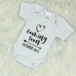 Merkloos Romper Met Tekst 'Coming Soon - October 2023' - Wit - Zwangerschap Aankondiging - Zwanger - Pregnancy Announcement - Baby Aankondiging - Rompertje - Oktober -Pasgeborenen En Jonge Kinderen 1200x1200 2715