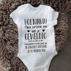 Merkloos Baby Rompertje Met Tekst Bekendmaking Zwangerschap Aankondiging Hallo Mama, Papa Vertelde Dat Je Geweldig Bent En Een Geweldige Moeder Wordt. Ik Kan Niet Wachten .. Ontmoeten Cadeau Voor Liefste Aanstaande Bekendmaken Bekend Maken Worden
