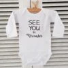 Merkloos Baby Romper Met Tekst-zwangerschap Aankondiging Zwangerschapsaankondiging 2023 Geboren Maand See You In November | Lange Mouw | Wit | Maat 50/56 | Kraam Cadeau Voor De Liefste Aanstaande Oma En Opa Mama Papa Oom Tante | Bekendmaking Zwangerschap
