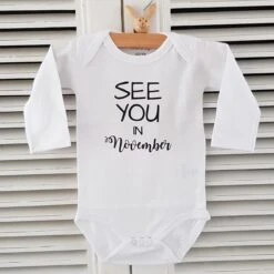 Merkloos Baby Romper Met Tekst-zwangerschap Aankondiging Zwangerschapsaankondiging 2023 Geboren Maand See You In November | Lange Mouw | Wit | Maat 50/56 | Kraam Cadeau Voor De Liefste Aanstaande Oma En Opa Mama Papa Oom Tante | Bekendmaking Zwangerschap