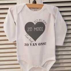 Merkloos Baby Romper Met Tekst-zwangerschap Aankondiging Zo Klein Zo Lief Zo Mooi, Zo Van Ons Maat 50-56 - Cadeau Geboorte Bekendmaking Voor De Liefste Aanstaande Opa En Oma Oom Tante Papa Mama Broer Zus Kraamcadeau Van Het Jaar 2023