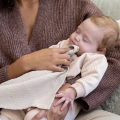 Doomoo Basics - Mom'n Play Tetra Almond - Veelzijdige Borstvoedingsdoek - Biokatoen -Pasgeborenen En Jonge Kinderen 1200x1200 691