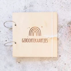 Houten Bewaarbundel Geboortekaarten | 20 X 20 Cm | Kaarten Bewaarbundel Regenboog