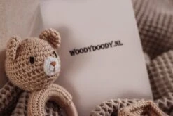 Baby Rammelaar Beer Met Zachte Schoentjes Hand Gebreid Geschenk Set Met Geboortekaart Baby - Kraamcadeau Unisex Jongen Meisje - Baby Cadeau - Geboorte Cadeau - Babyshower - Baby Geschenkset - Kraamcadeau - Kraampakket -Pasgeborenen En Jonge Kinderen 1200x800 141